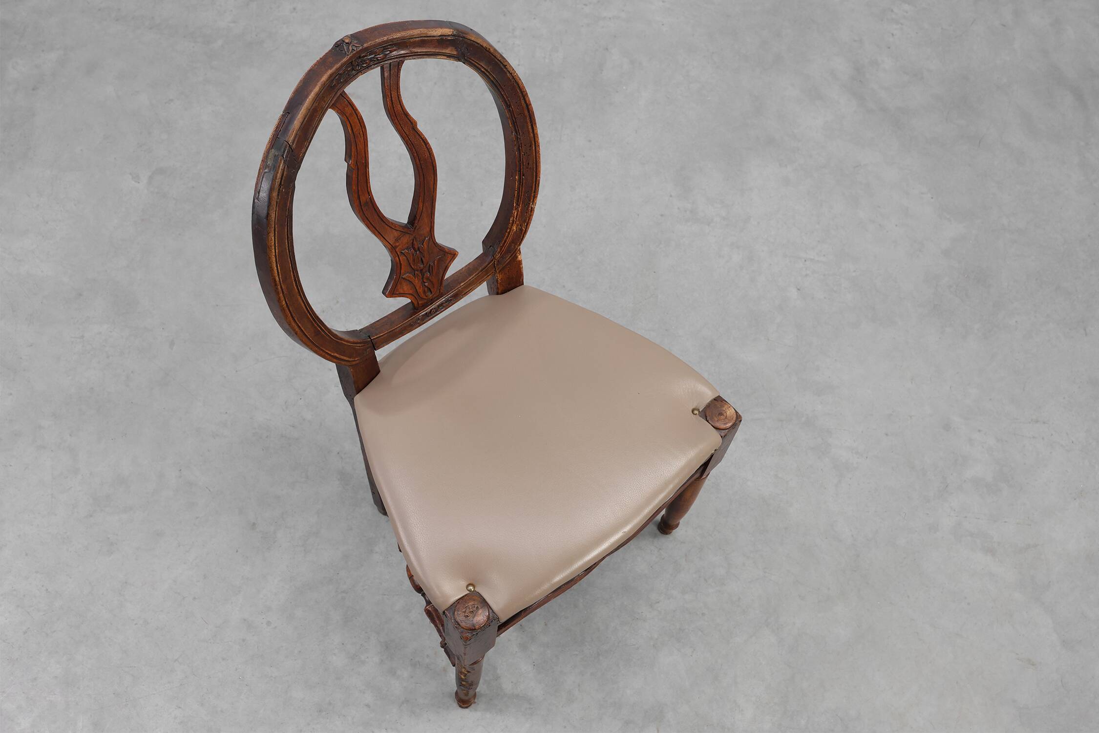 Chaise Gustavienne en noyer du XVIIIe siècle avec rembourrage en cuir, Royaume-Uni victorien