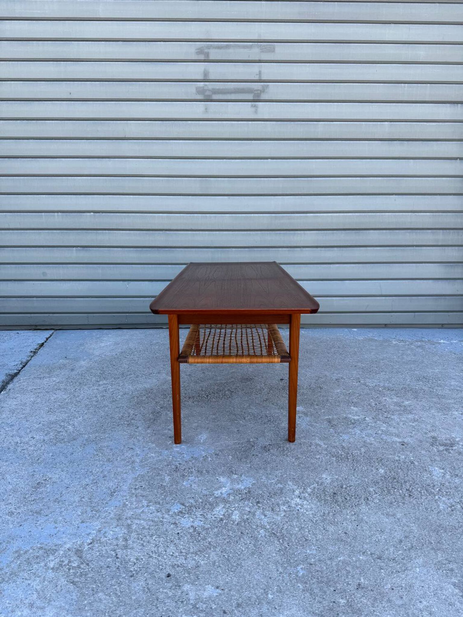 Table basse danosie par Jorgen Aakjaer Jorgensen