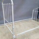 White metal bed “in its own juice” to be repainted