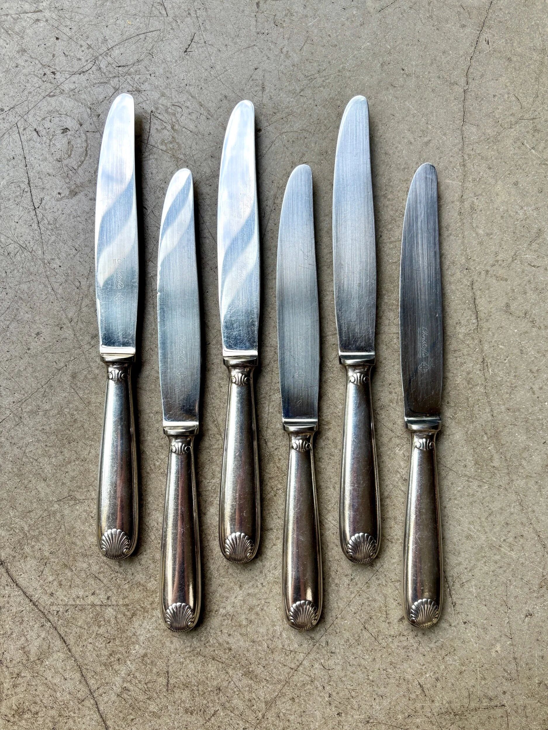 6 Christofle knives in silver-plated metal, shell design.