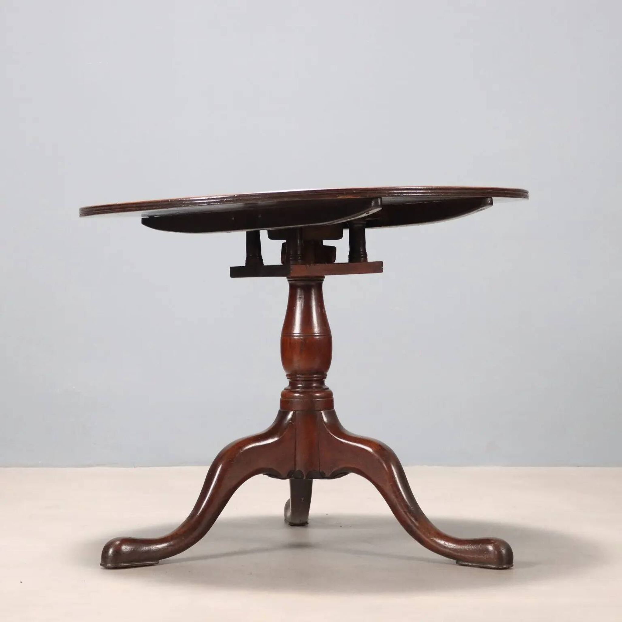 Small antique walnut table with a round top, United Kingdom, 19th century.