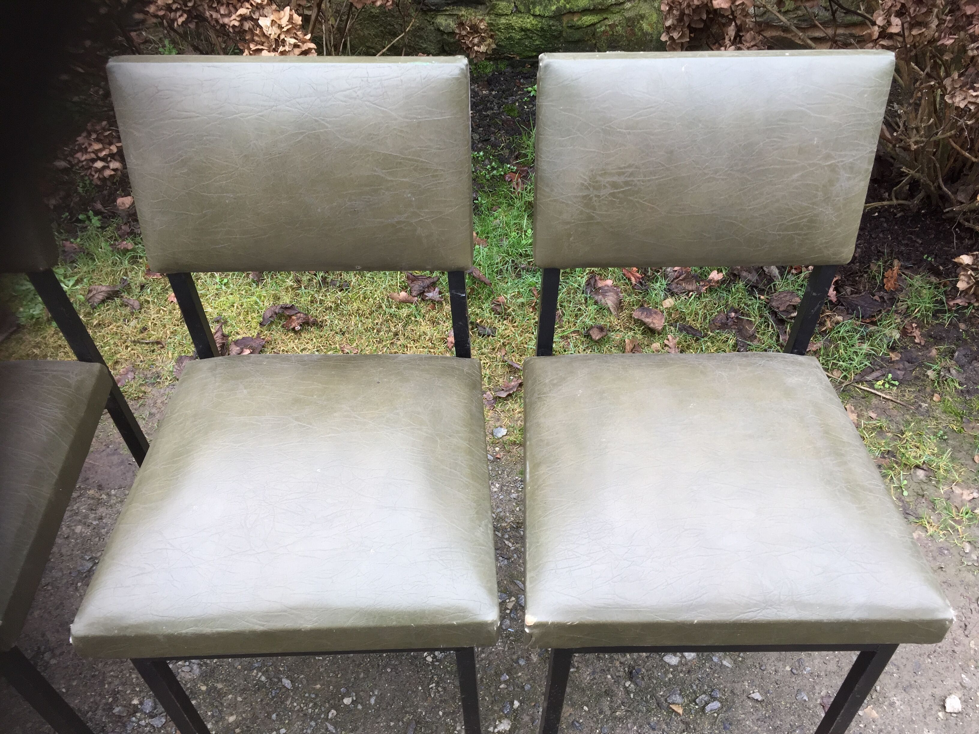 Vintage chairs guariche stone in Skaï green bottle and base in metal square tube.