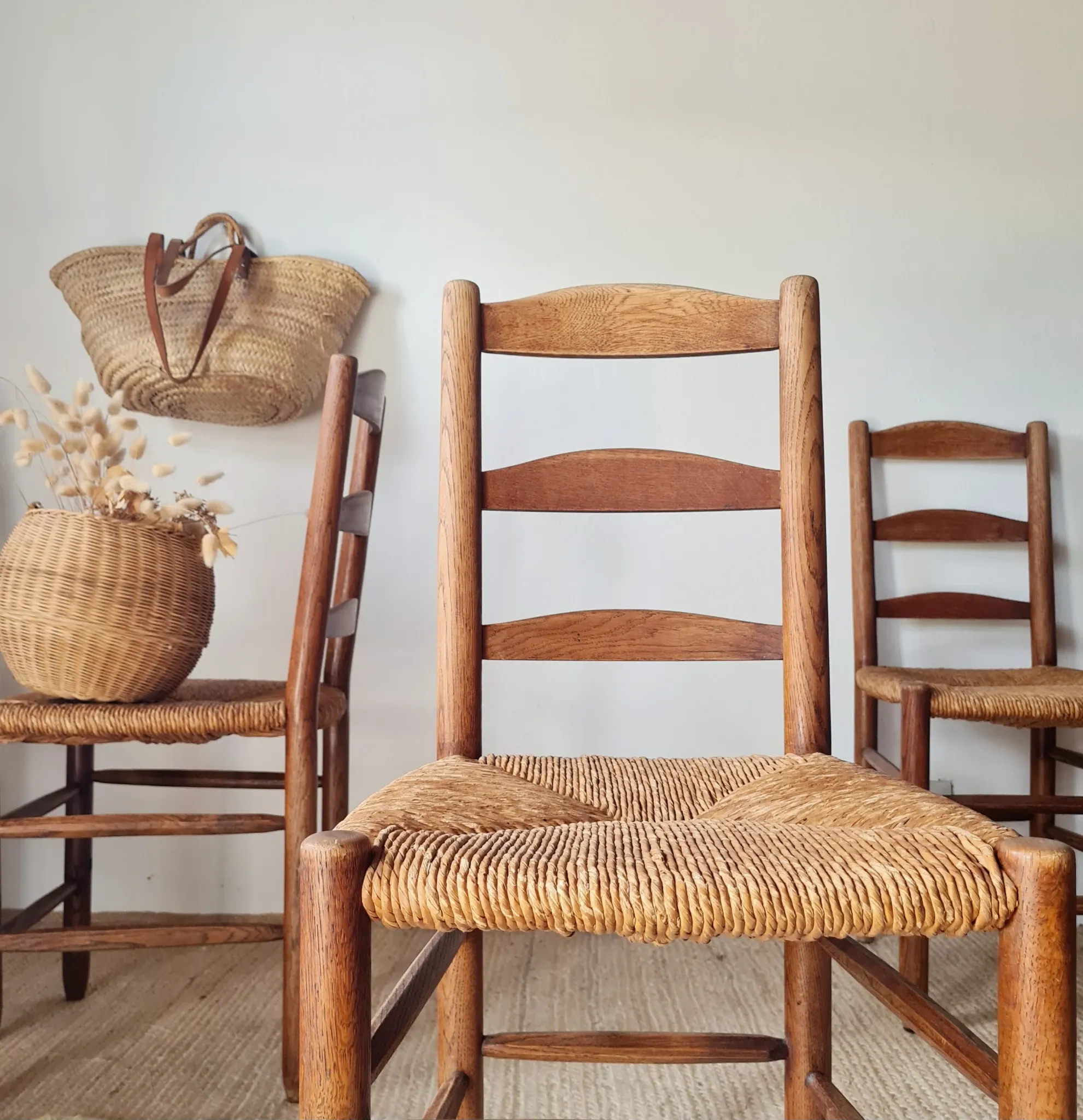 Set of 4 rustic chairs in solid oak and straw.