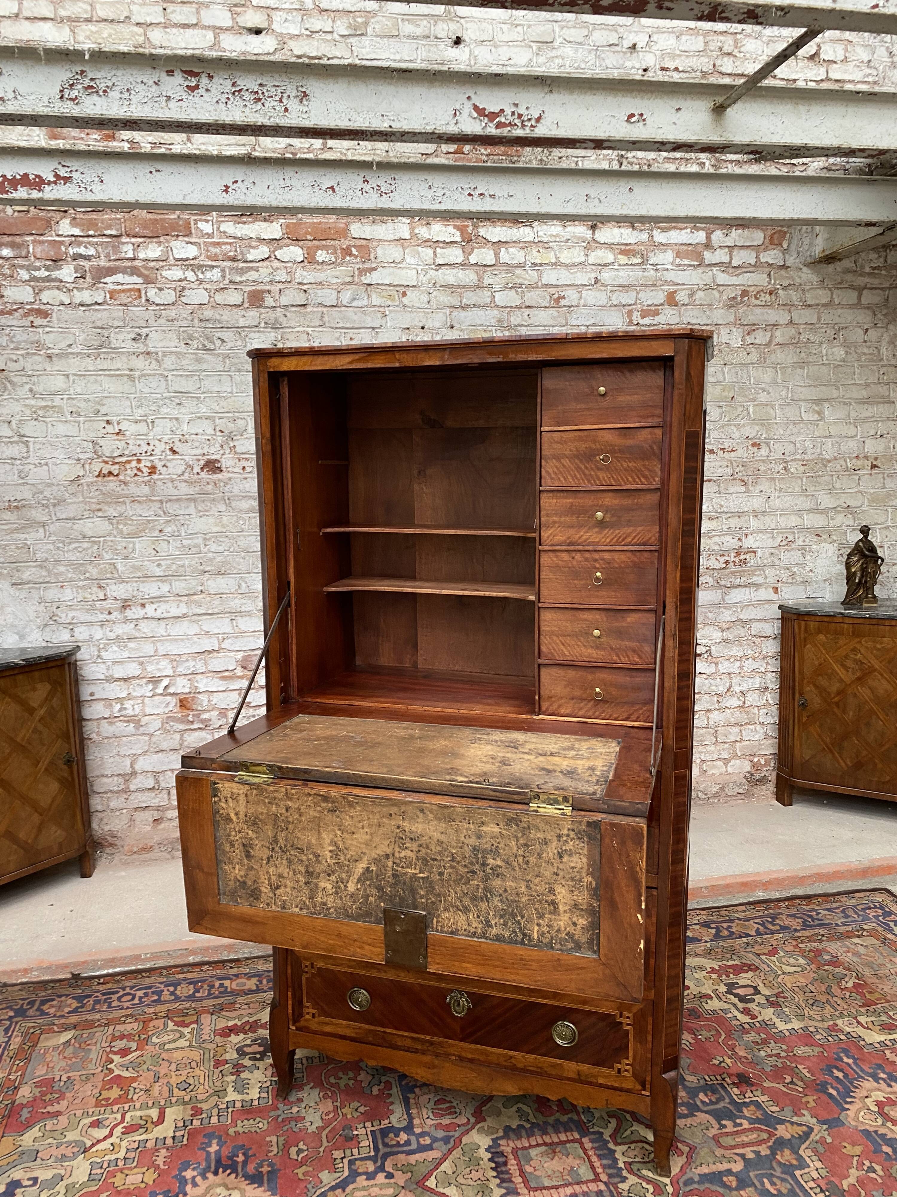 Secretary in veneer wood and walnut period transition xviii eme century