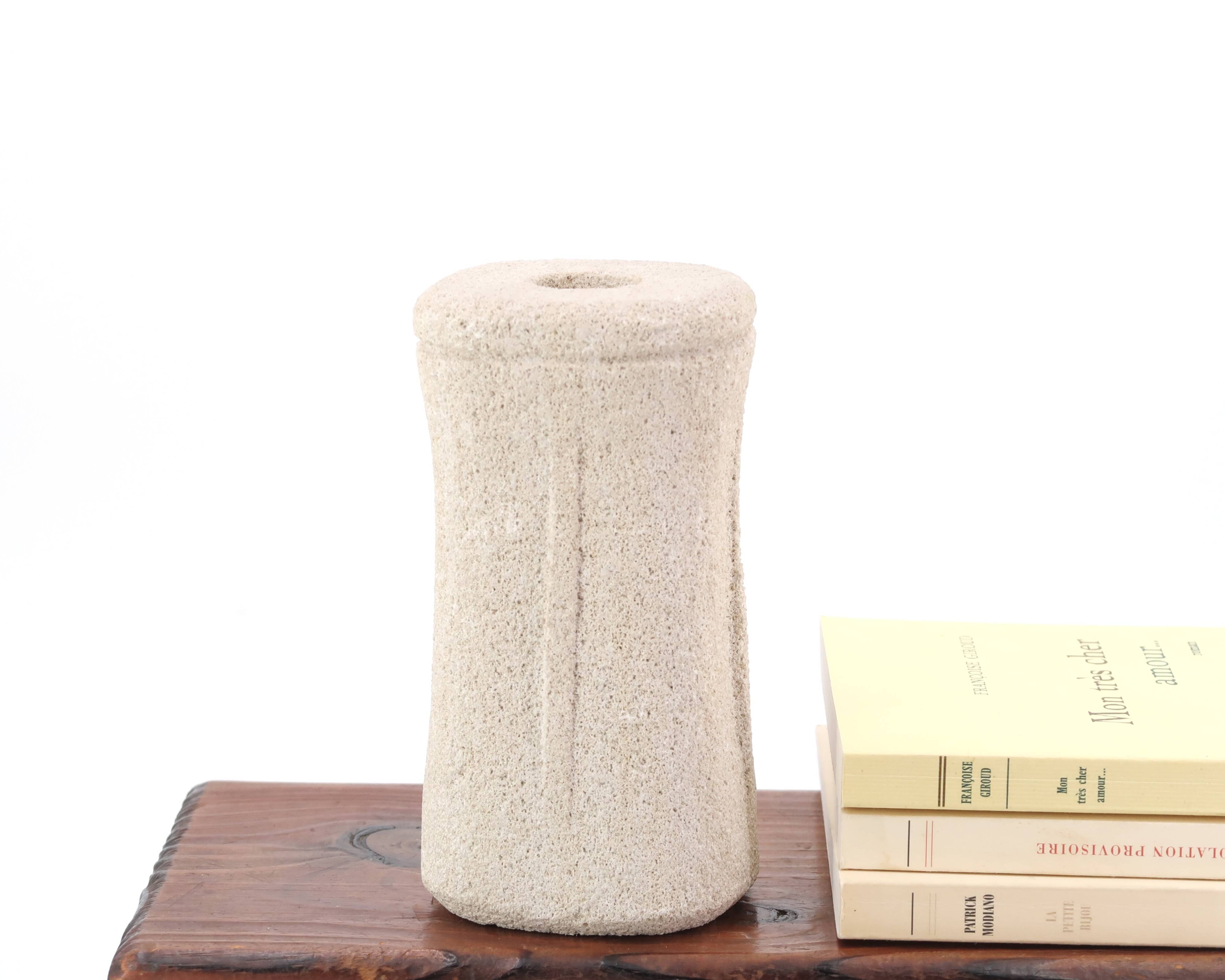 Vase ou bougeoir sculpté dans la pierre, années 70