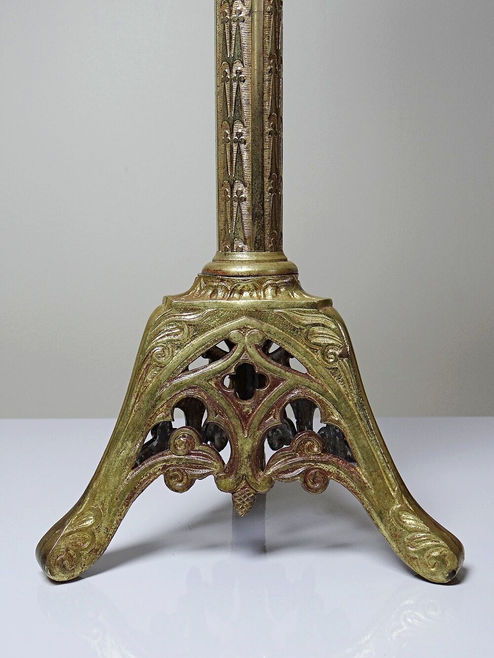 Grande paire de piques-cierges anciens en bronze doré, style gothique XIXe