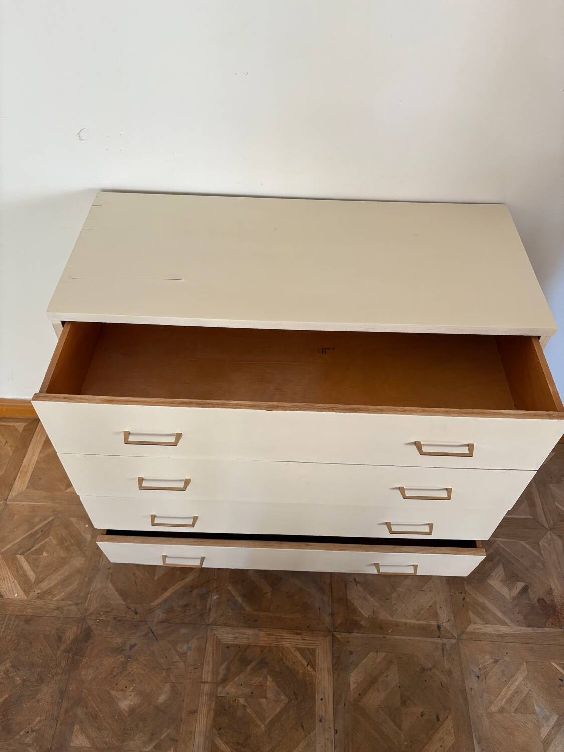 Linen chest of drawers with tapered legs