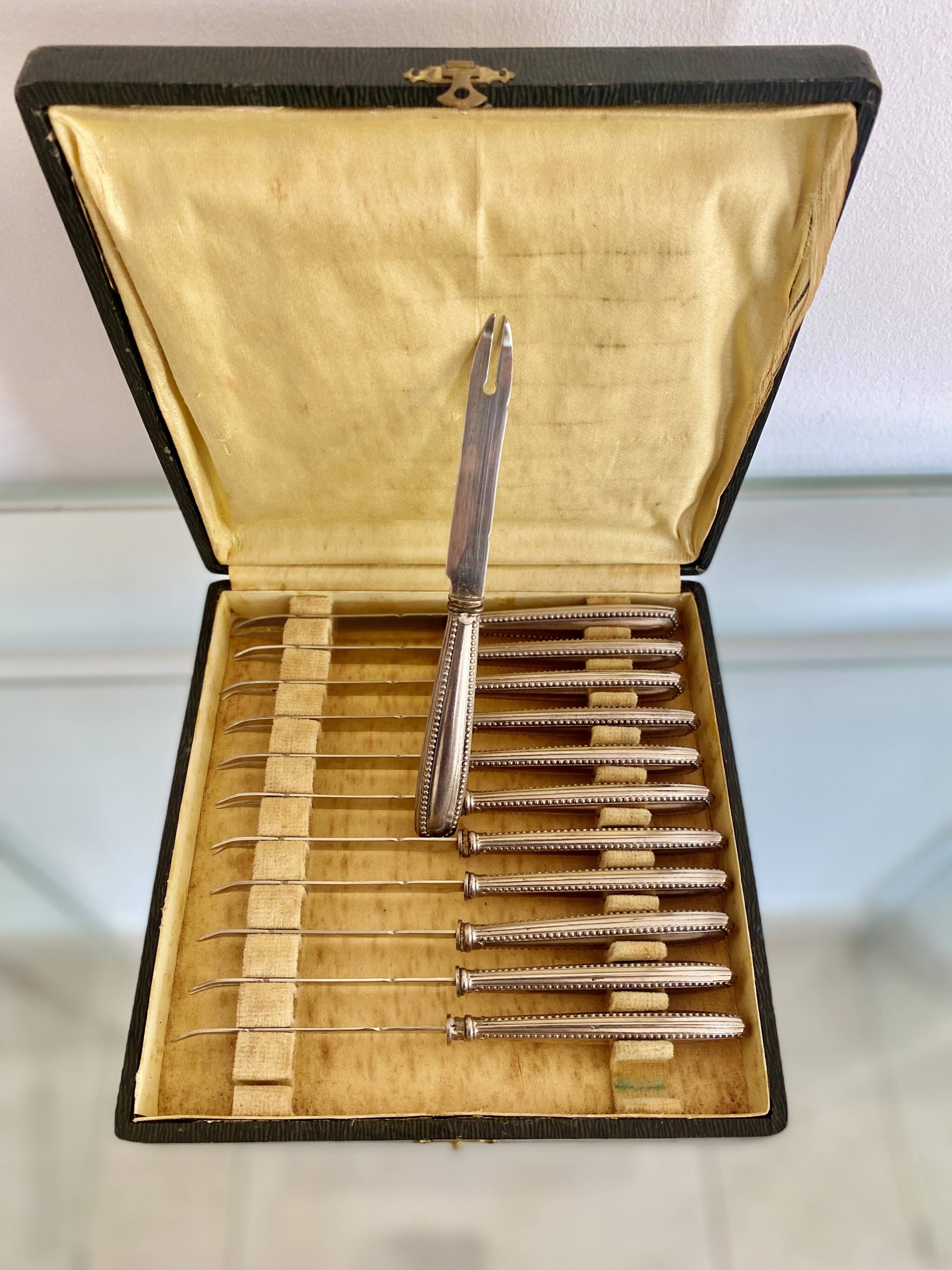 Ensemble  de 12 couteaux à crustacés, ancien, 1900