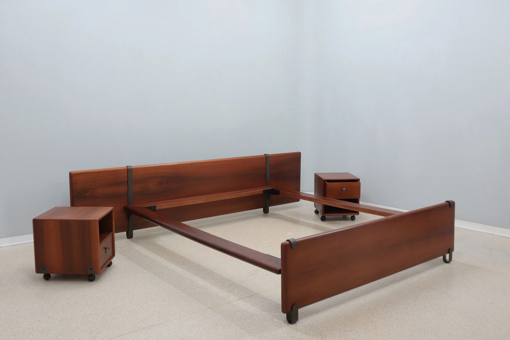 Lit double avec tables de chevet Fabio Lenci bernini années 1970