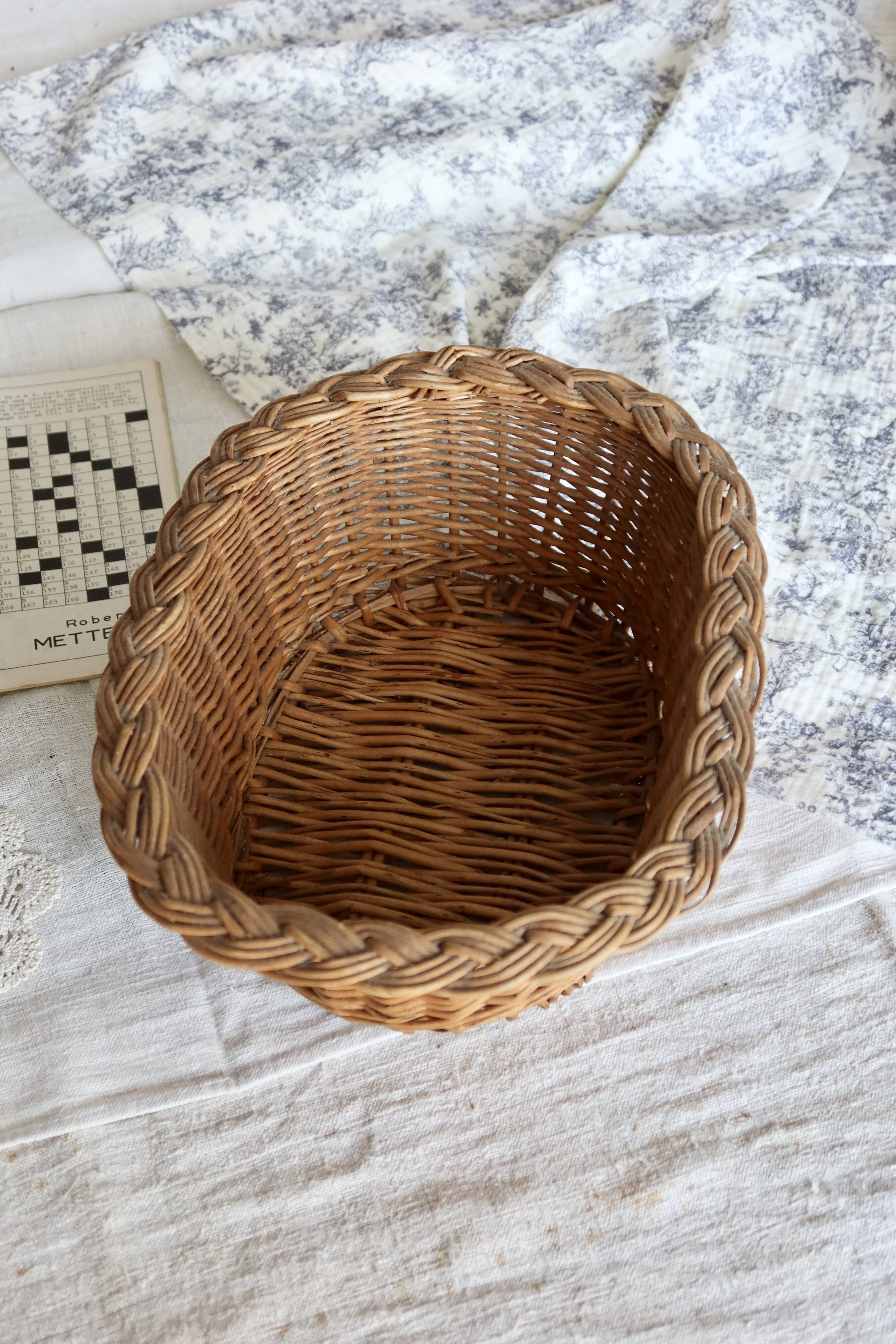 Vintage oval woven wicker basket with thick braided edge