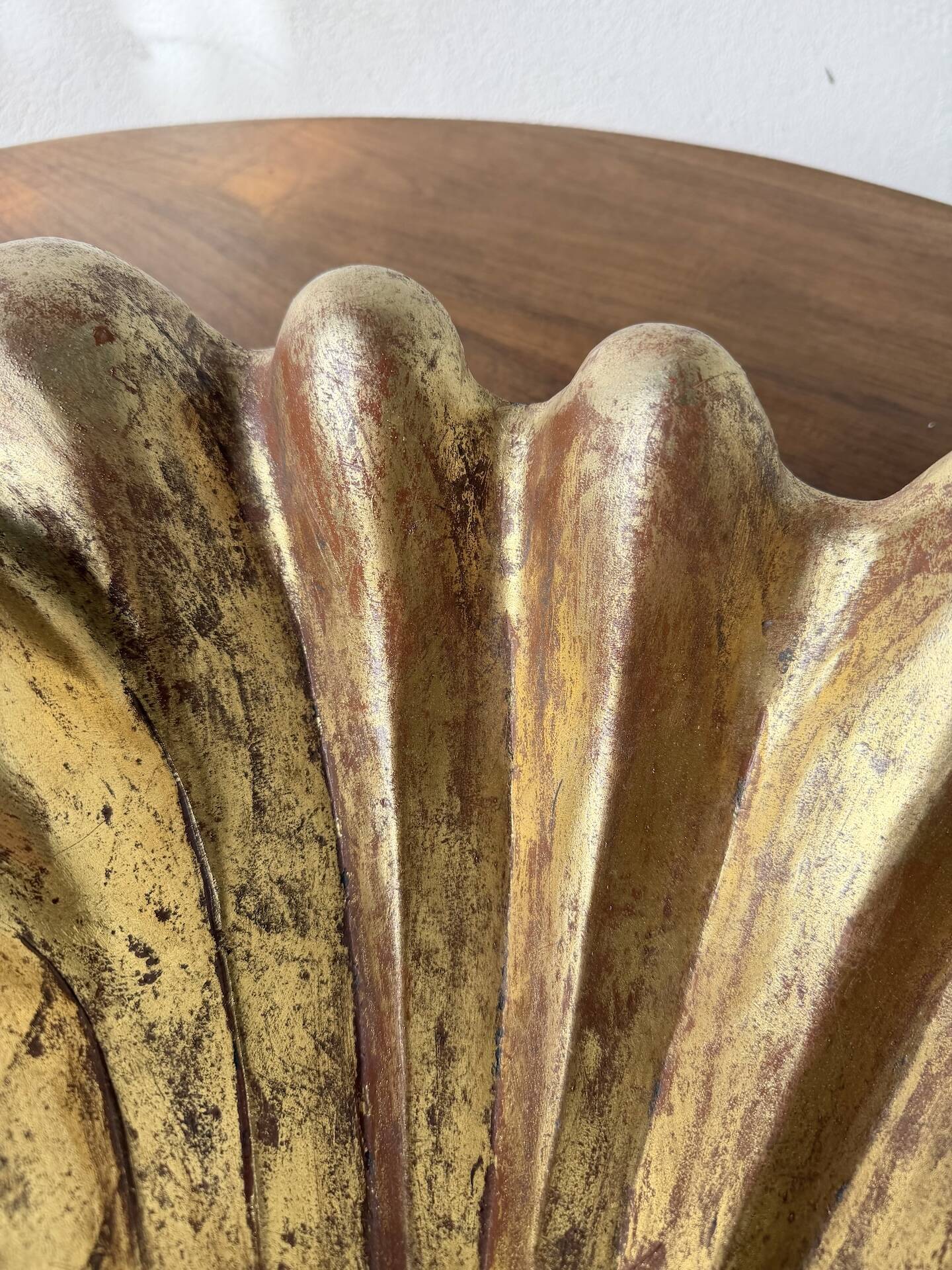 Immense wooden plate 1900 shell with golden patina