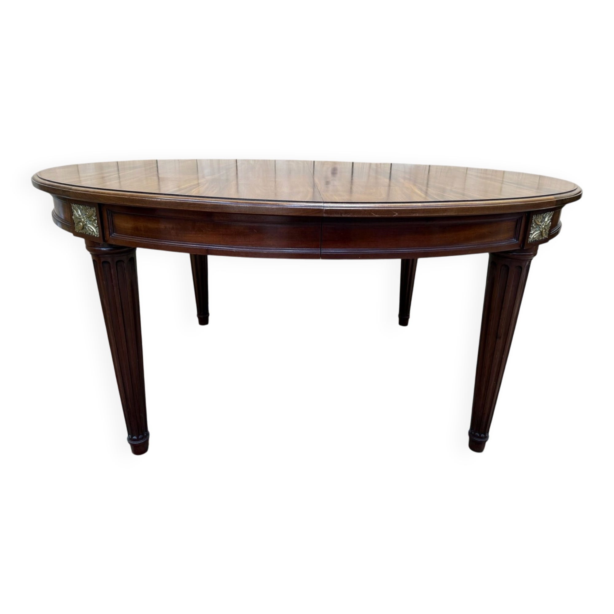 Oval dining table in Louis XVI style made of mahogany.