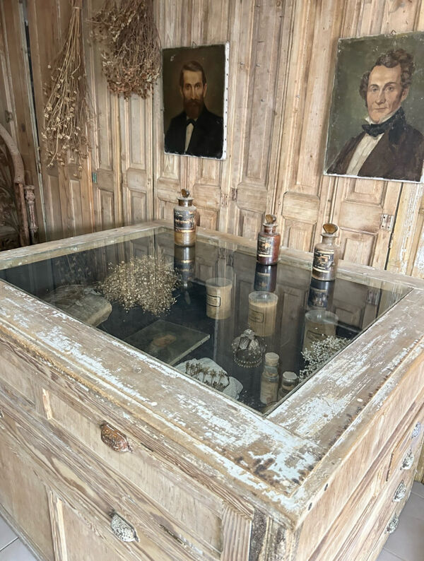Meuble de métier ancien à vitrine, comptoir central d’exposition avec