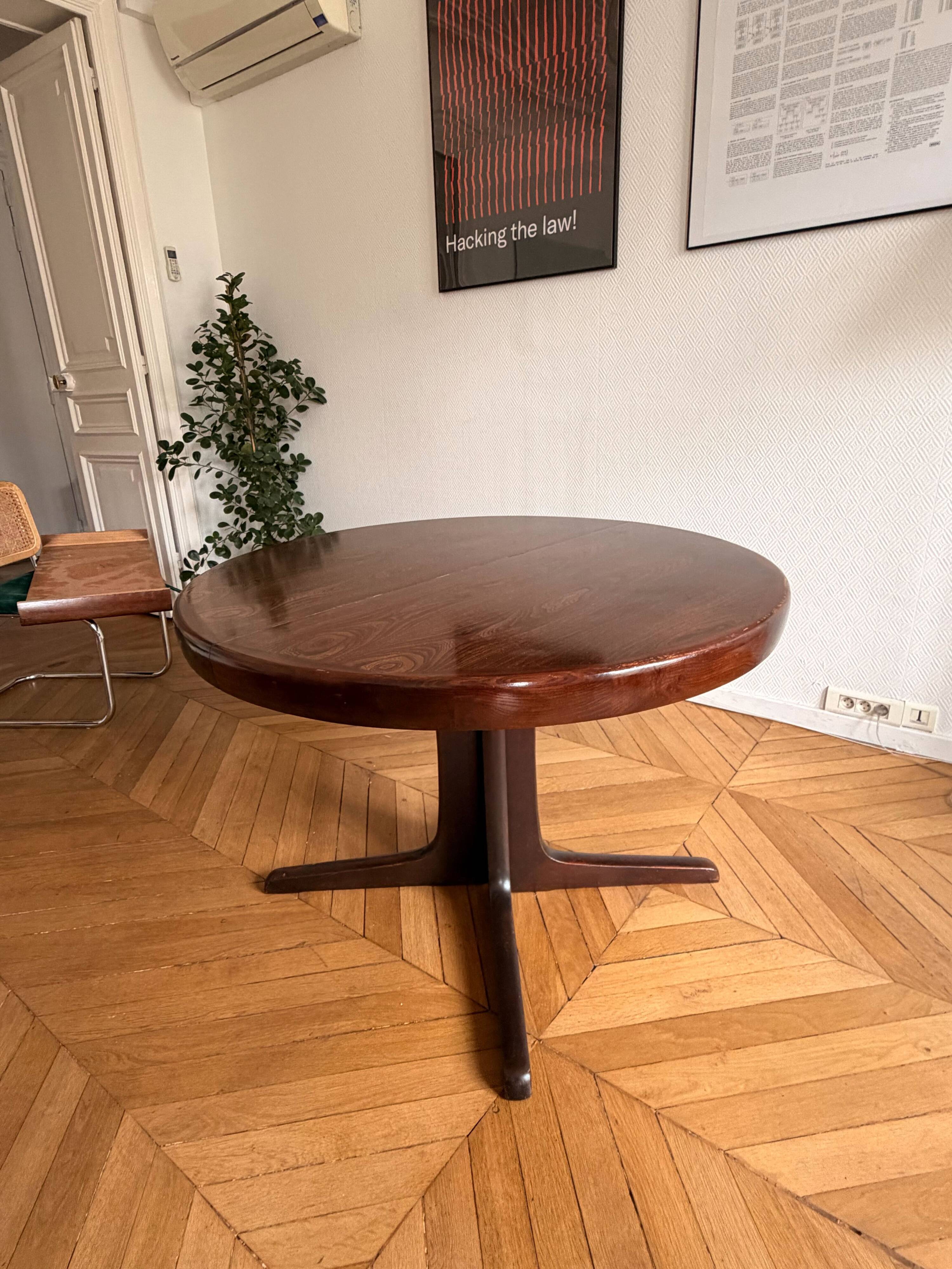 Baumann extendable round table for 4 to 8 people