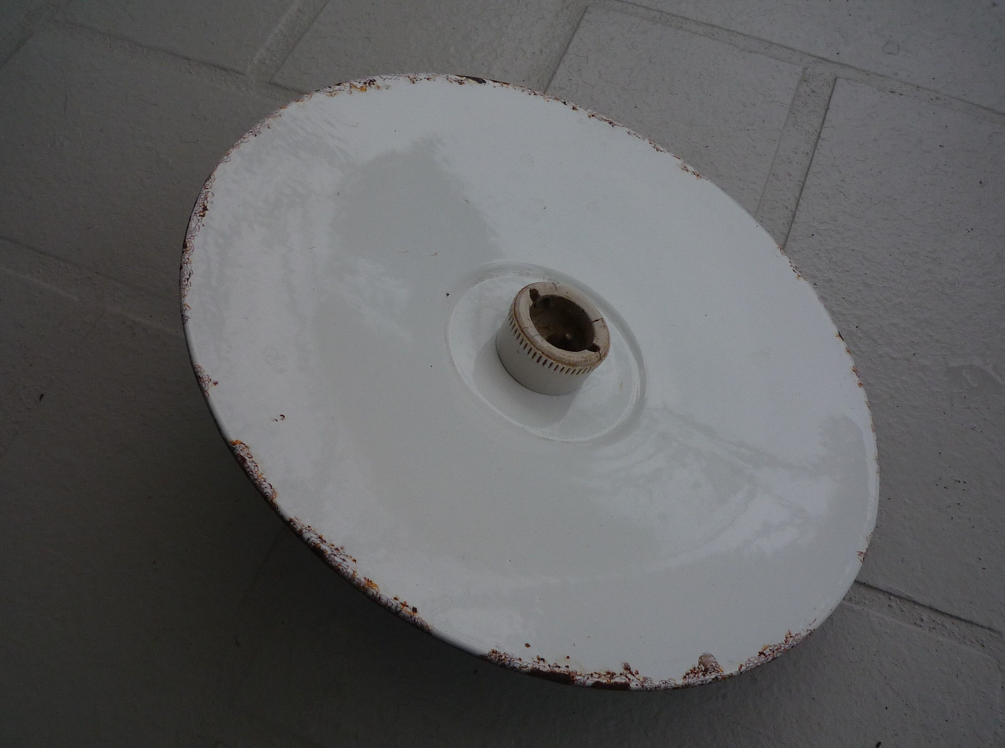 Old suspension in black enamelled sheet metal and porcelain socket to hang