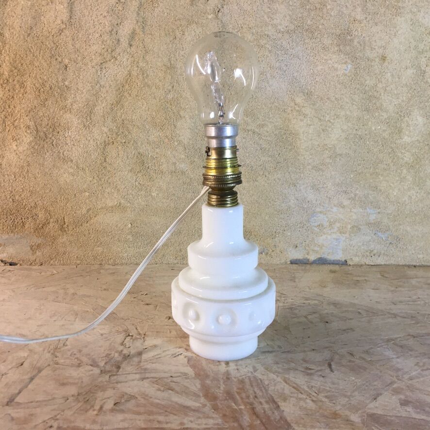 Pied de lampe de chevet en opaline blanc