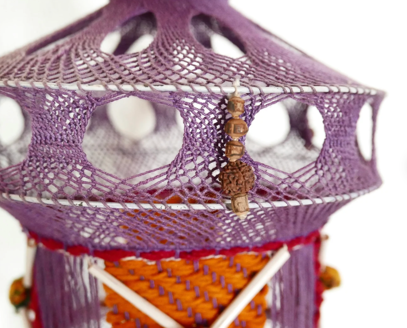Suspension violette en macramé, années 70