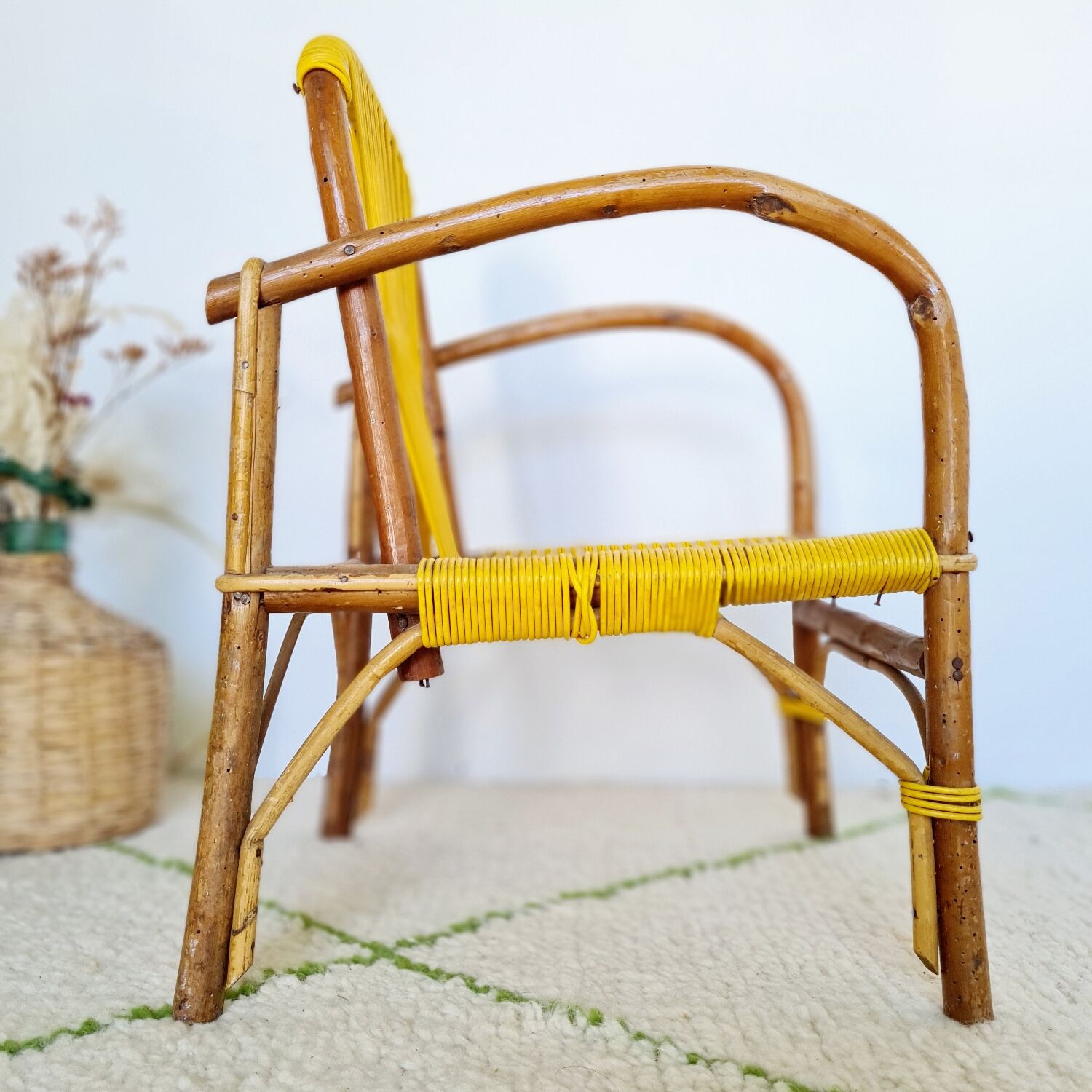 Children's chair wood and yellow scoubidou