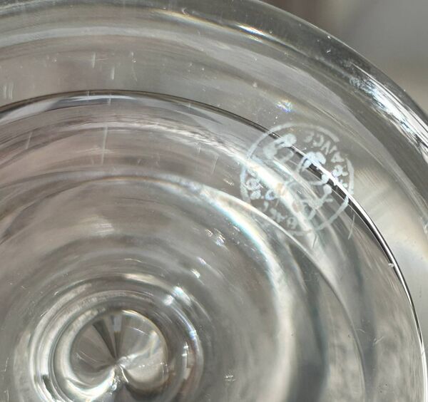 Vase en cristal Baccarat. Signé.