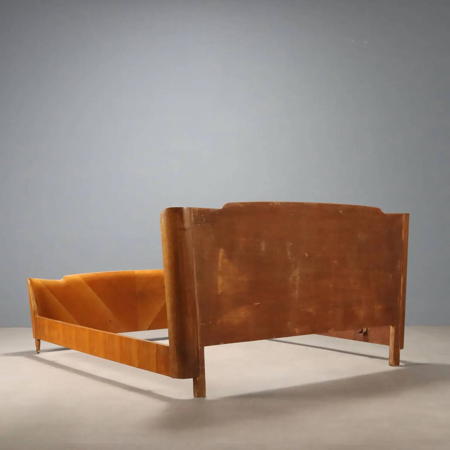 Double bed vintage in walnut veneer, design, Italy, 1950s