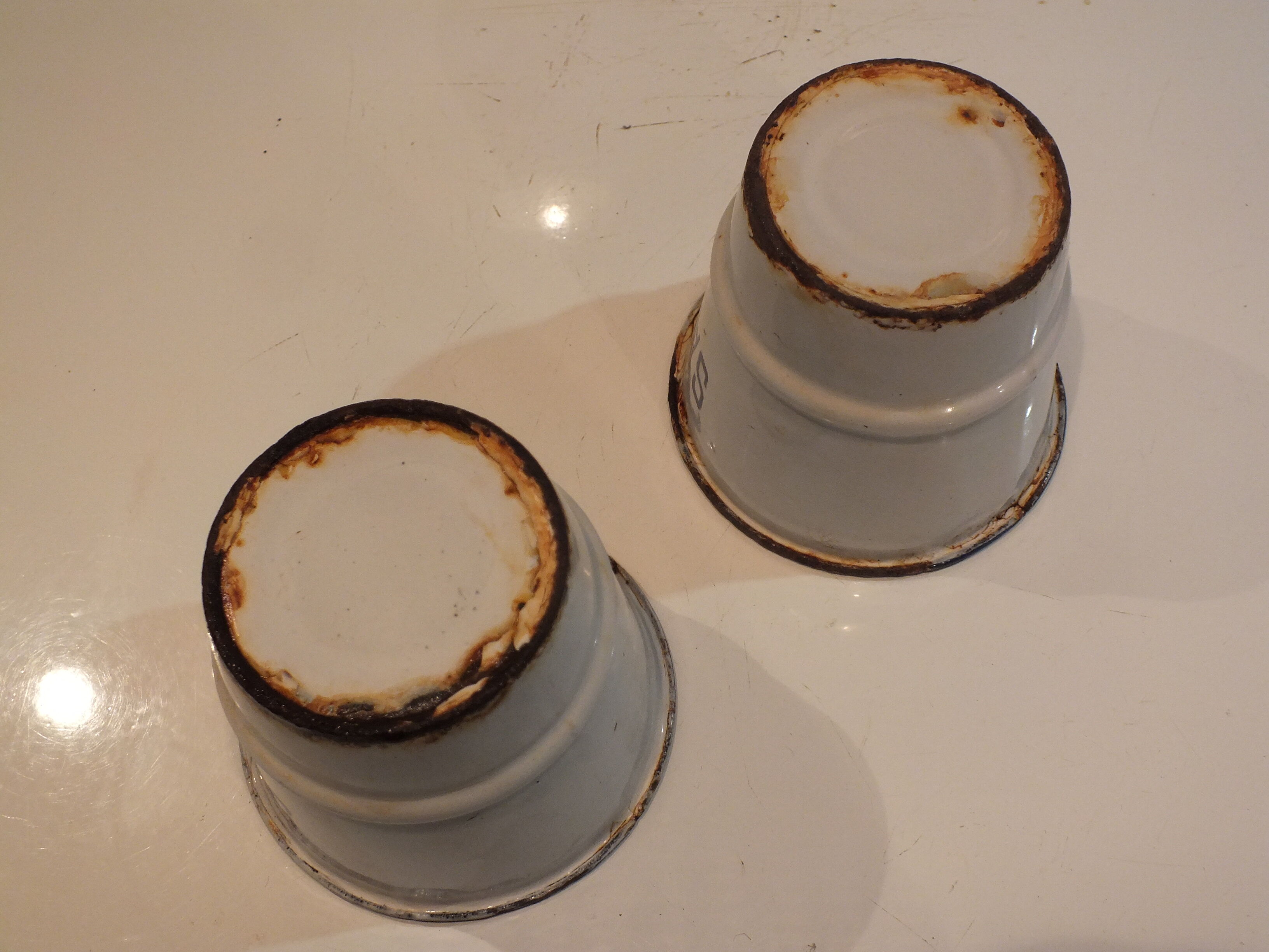 2 pots émaillés anciens pour savon noir et savon minéral