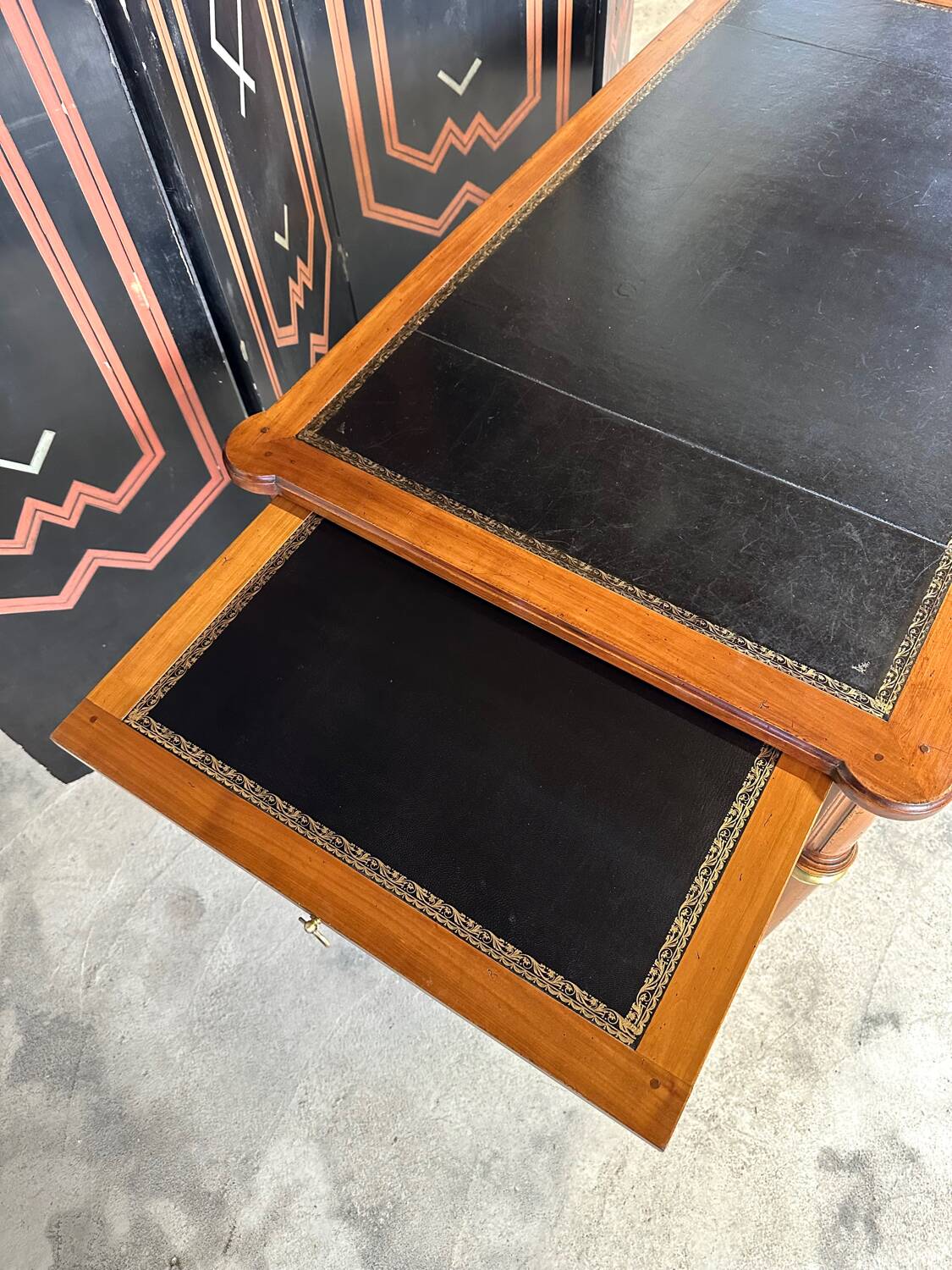 Bureau plat Louis XVI dessus cuir noir