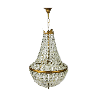 Hot air balloon chandelier with glass grapevine