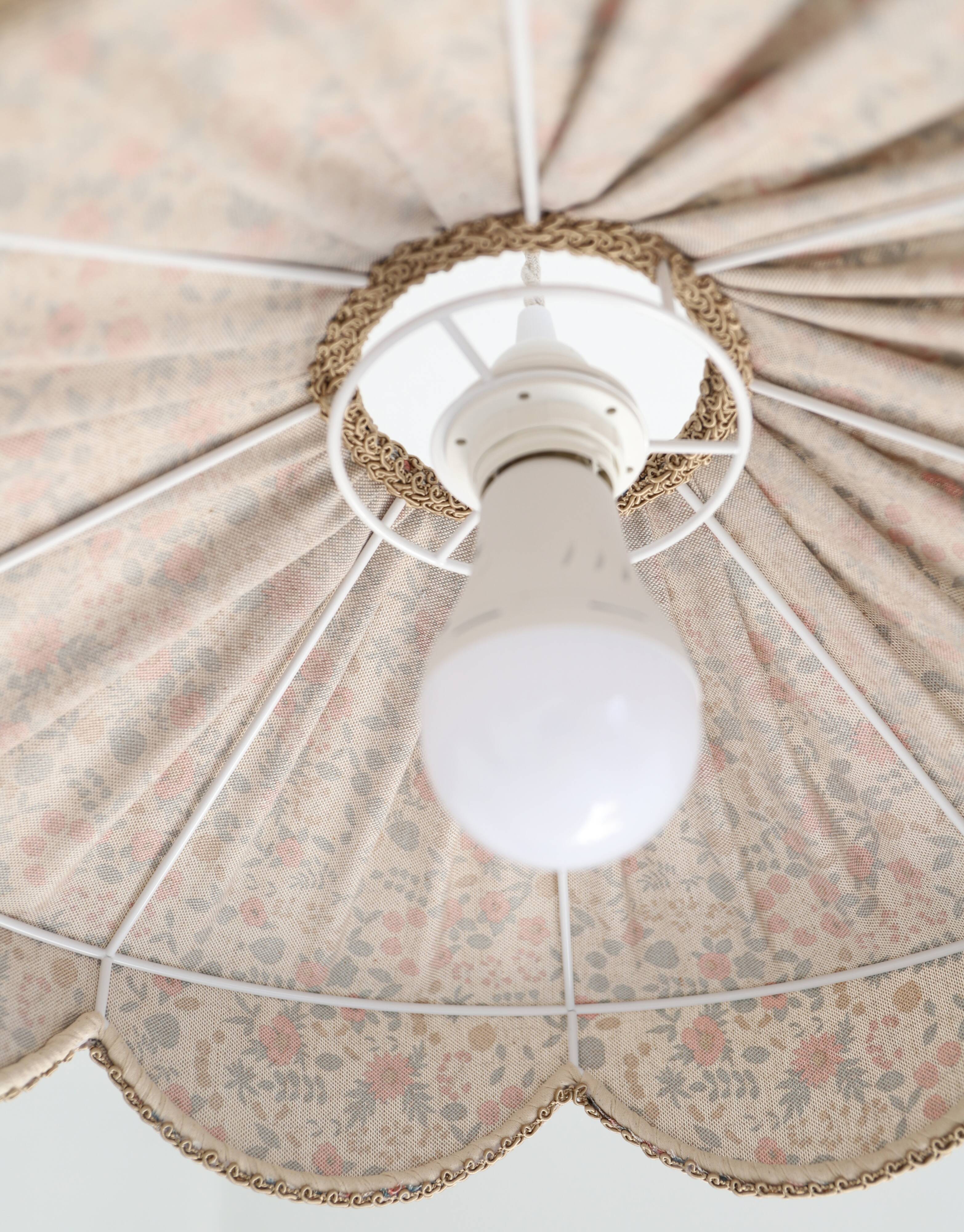 "Cosette English Garden" flower-shaped pendant light