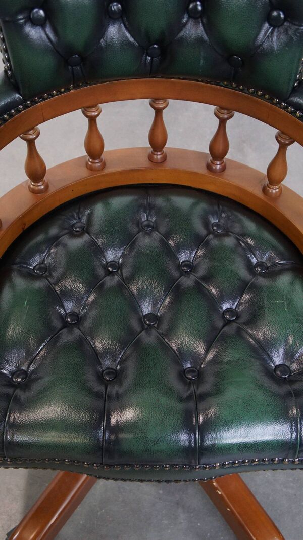 Chaise de bureau chesterfield anglaise élégante en cuir de vachette verte.