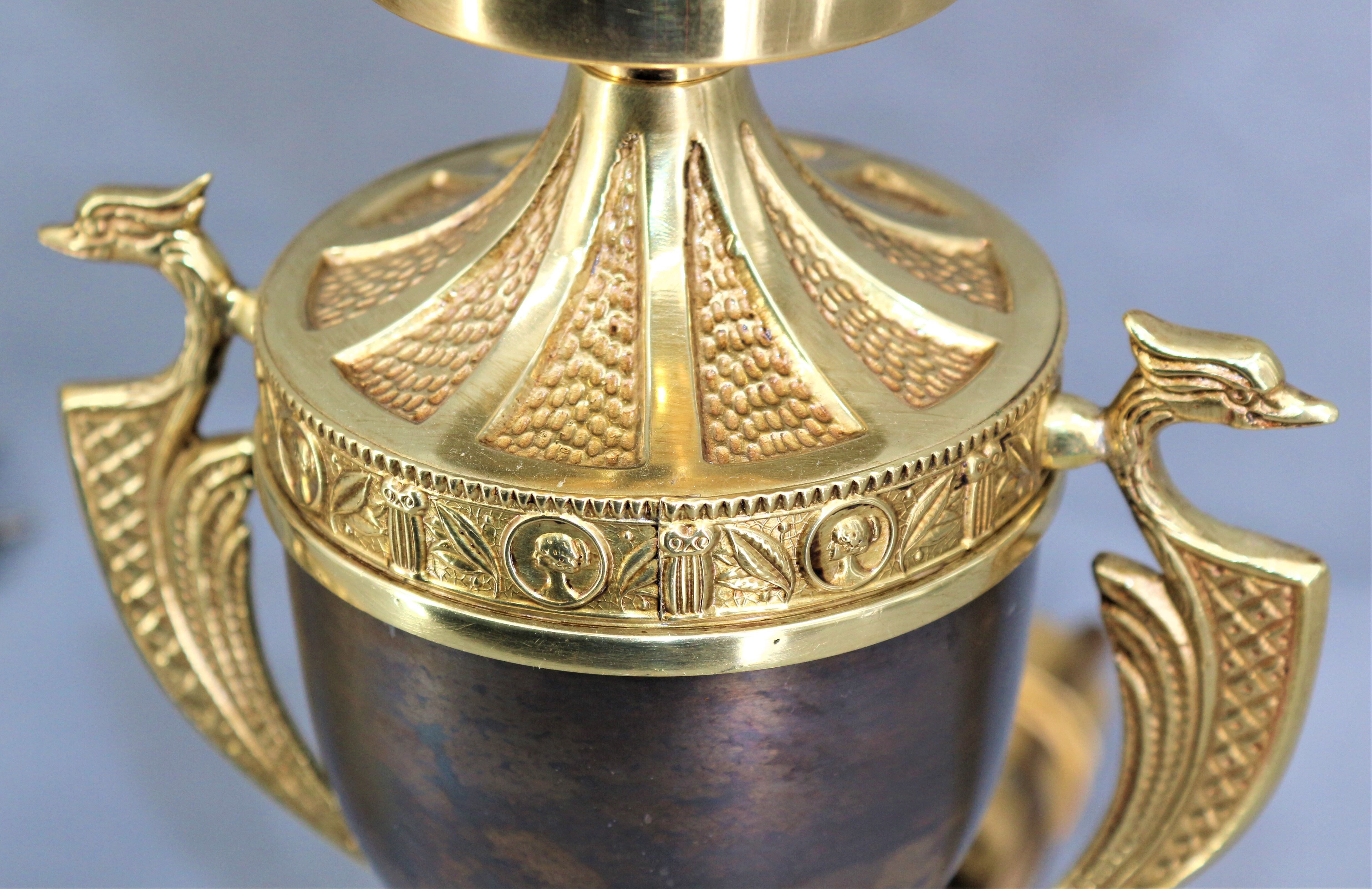 Paire de lampes en bronze doré patiné et verre renflé