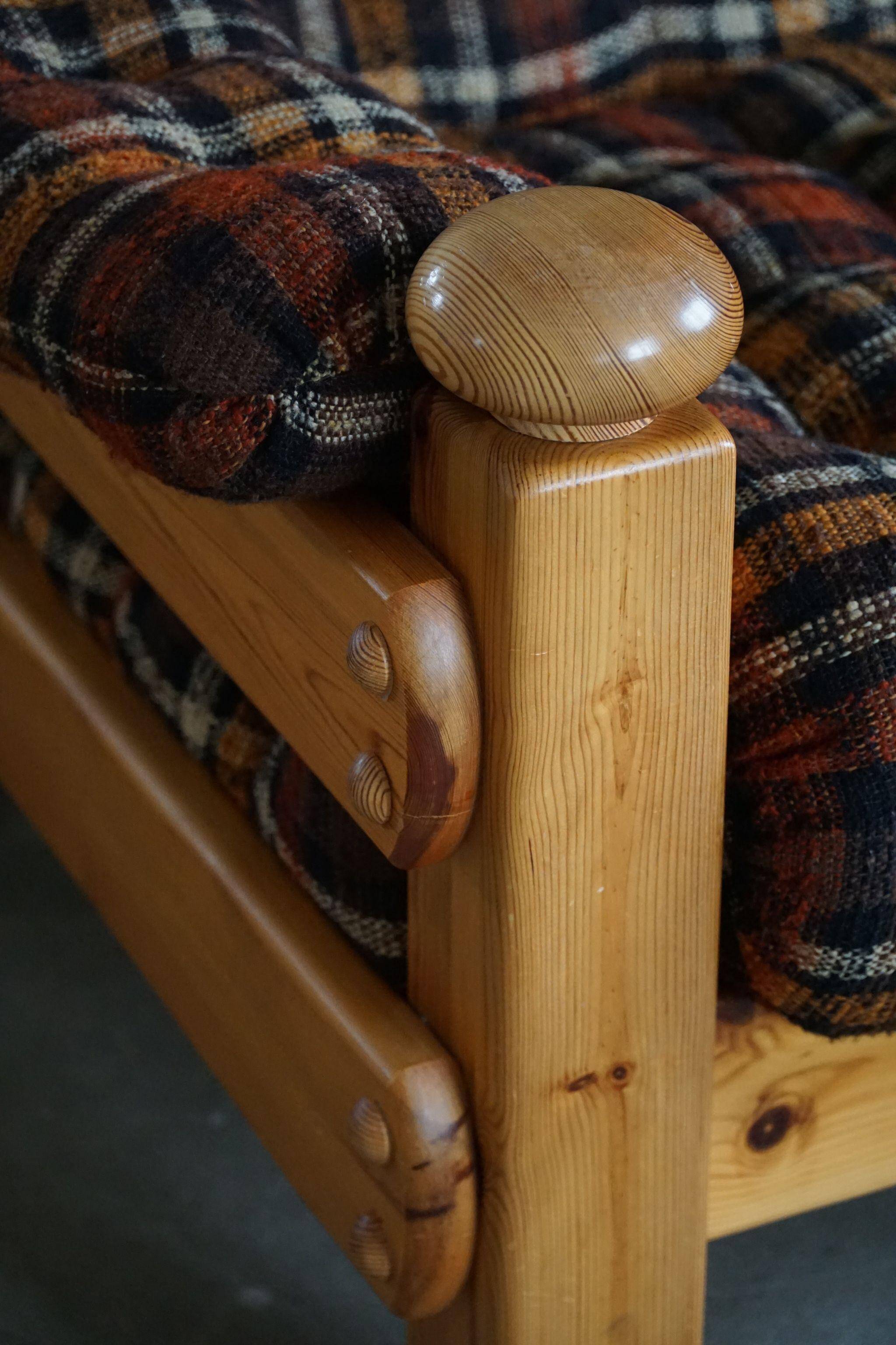 Modern Swedish brutalist two-seater sofa in solid pine, made in the 1970s.