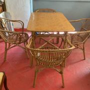 Ensemble table et chaises en rotin