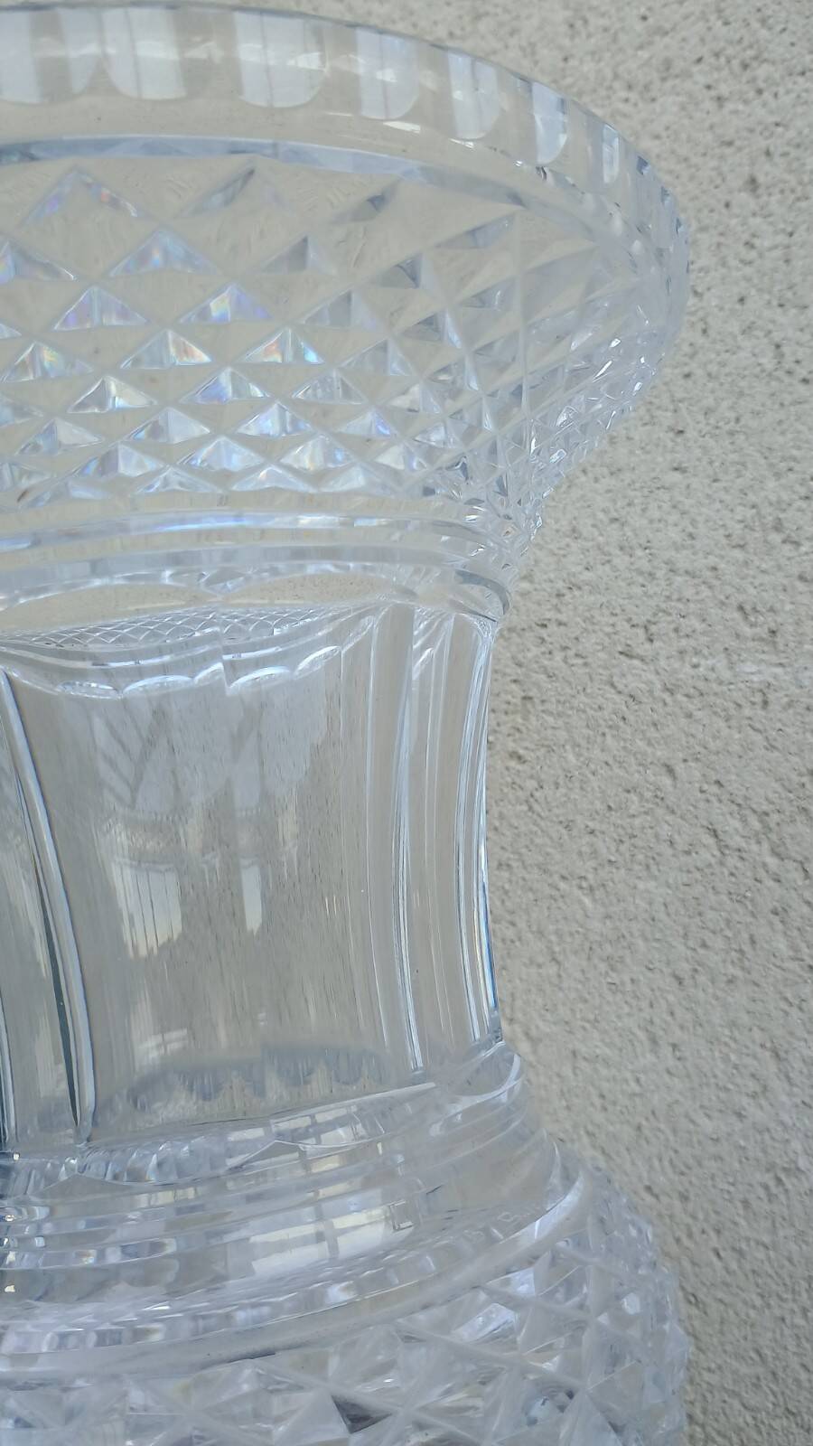 Imposing Médicis vase in cut crystal on a pedestal, created by Vaudeville at Baccarat.