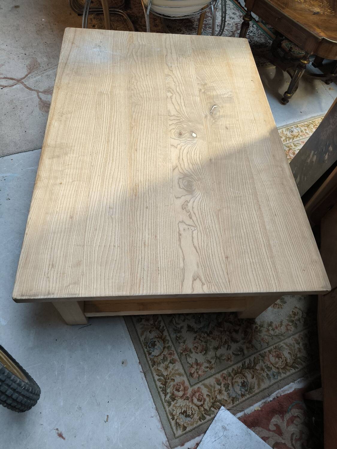 Table basse en frêne massif double plateau vers 1980