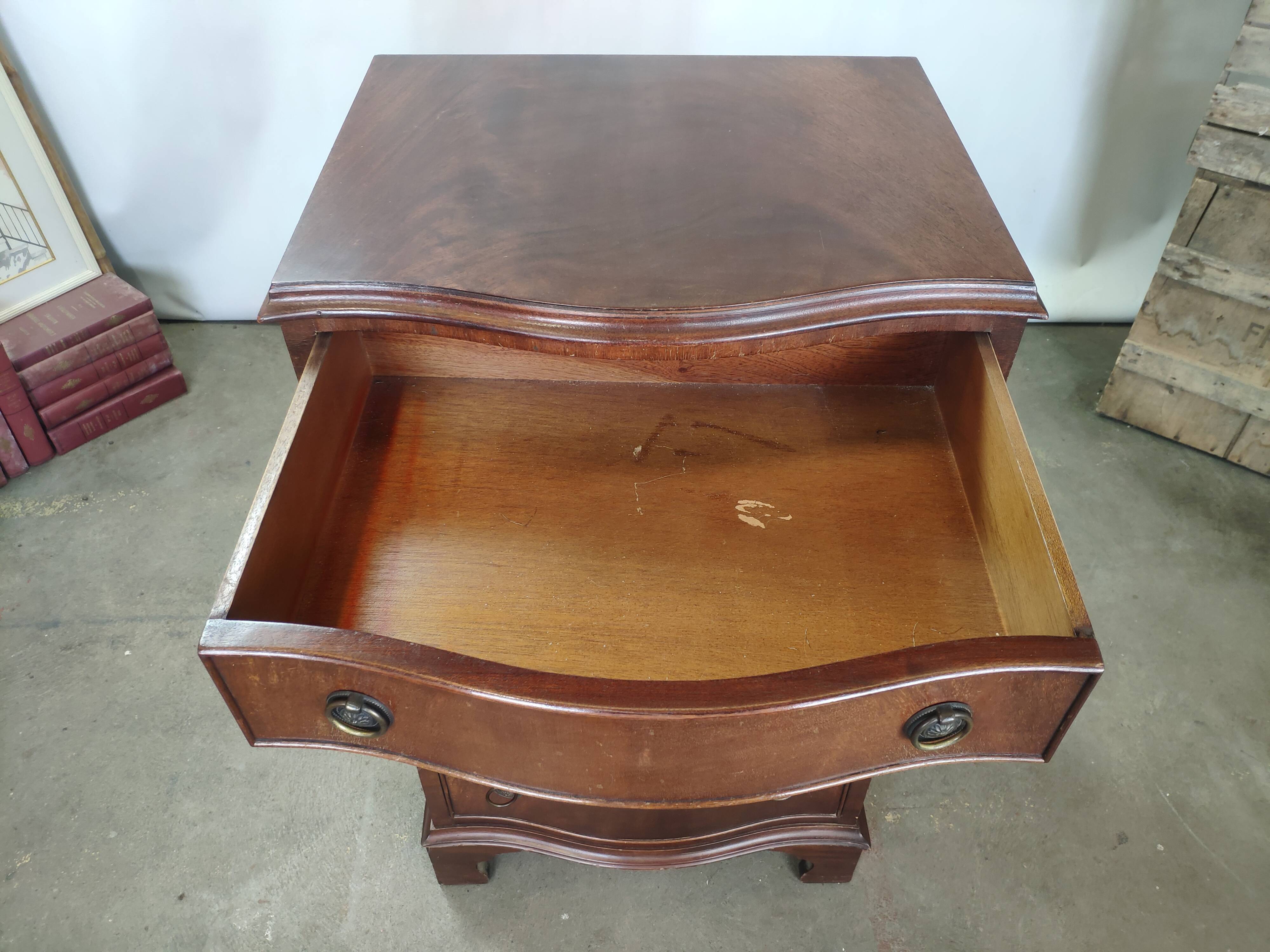 Commode galbée acajou 5 tiroirs poignée anneaux