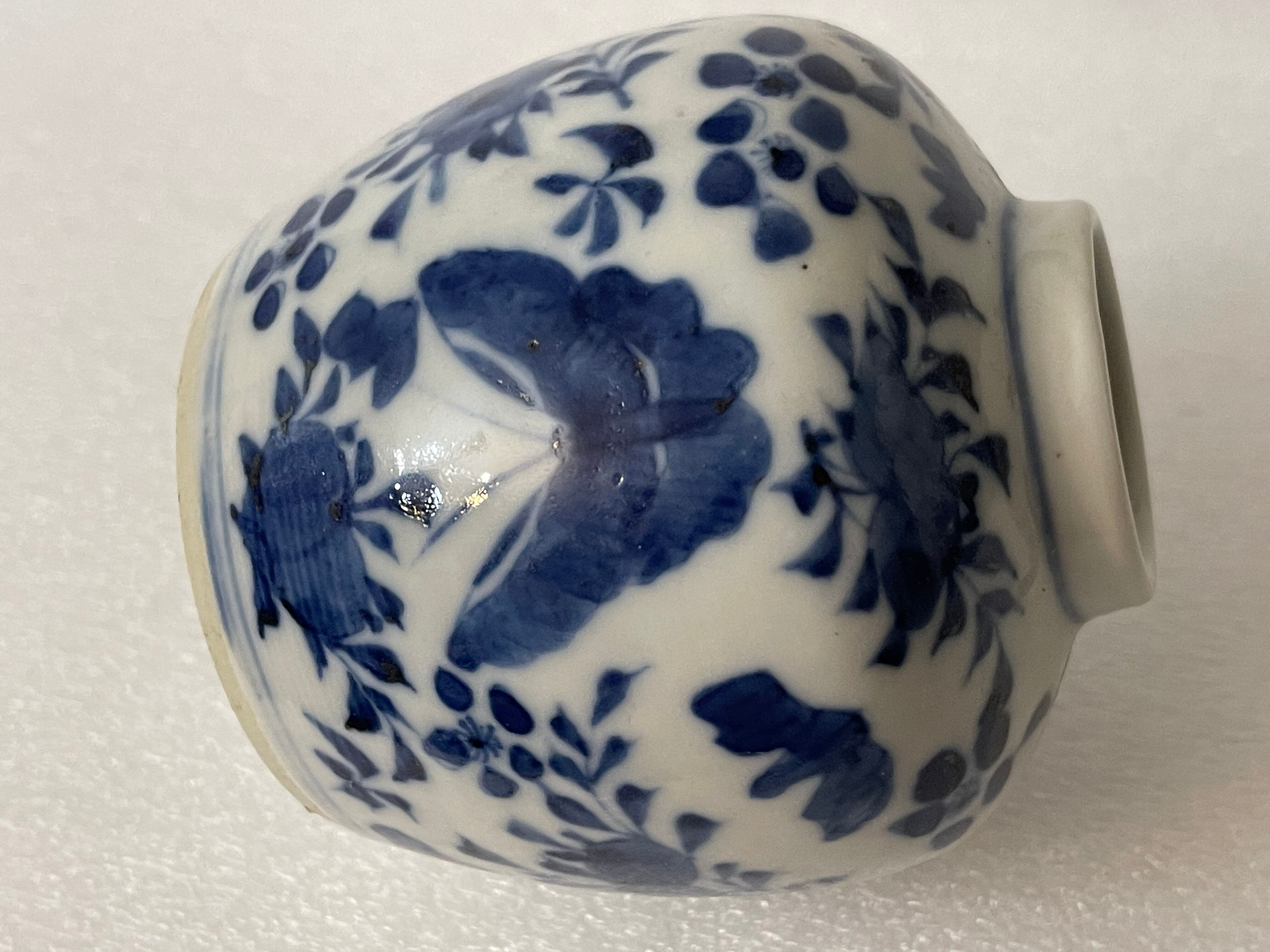China blue white pot with butterfly bird décor nineteenth signature 4 characters