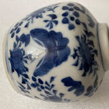 Pot blanc bleu à décor d'oiseaux papillon XIXe signature  4 caractères