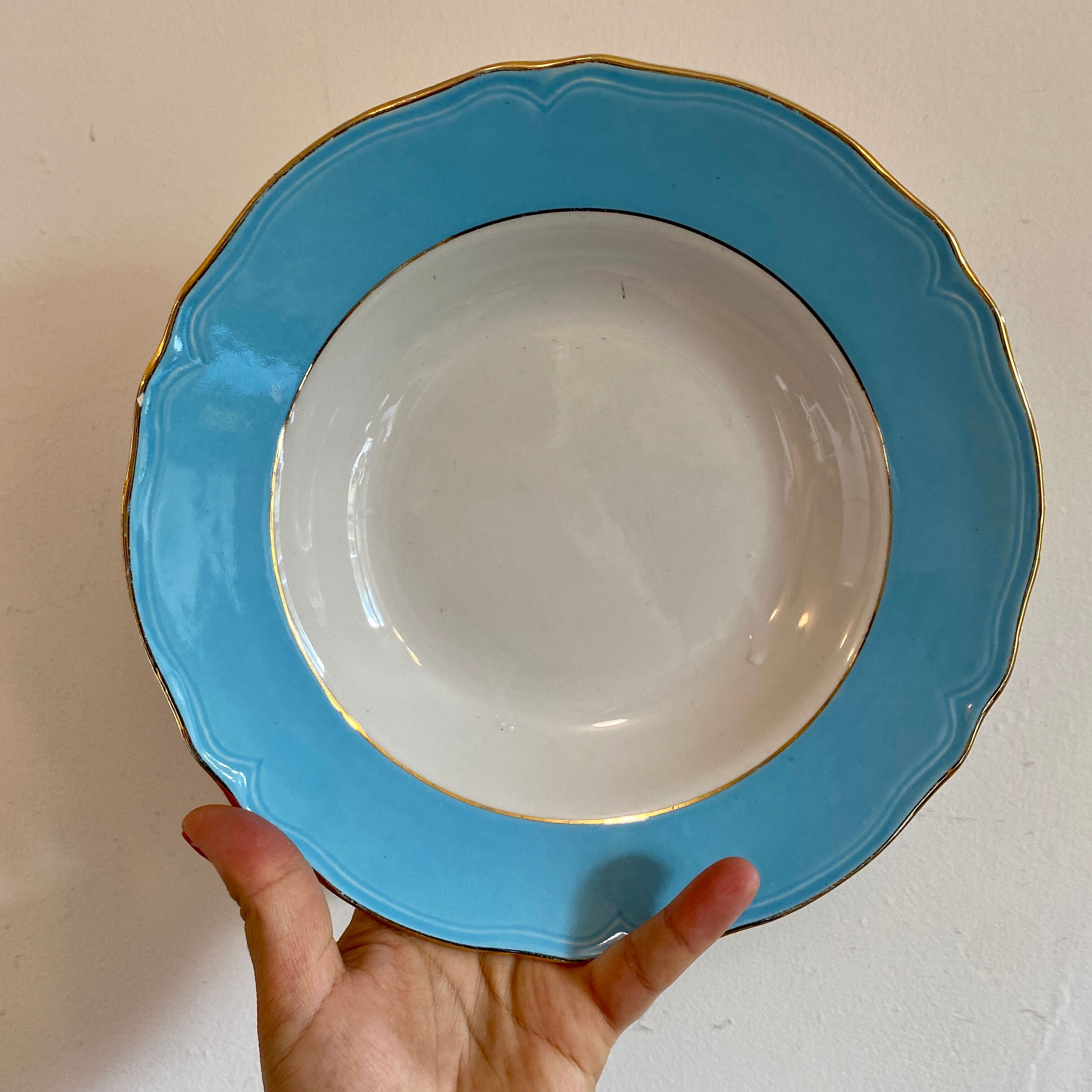 Lot de 8 assiettes creuse vintage bleues, blanches et dorées