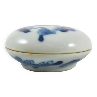 Small chinese blue and white porcelain pill box china early 20th century