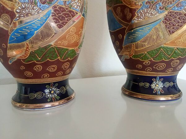 Paire de vases balustre en porcelaine émaillée dorée et peinte, Satsuma Japon