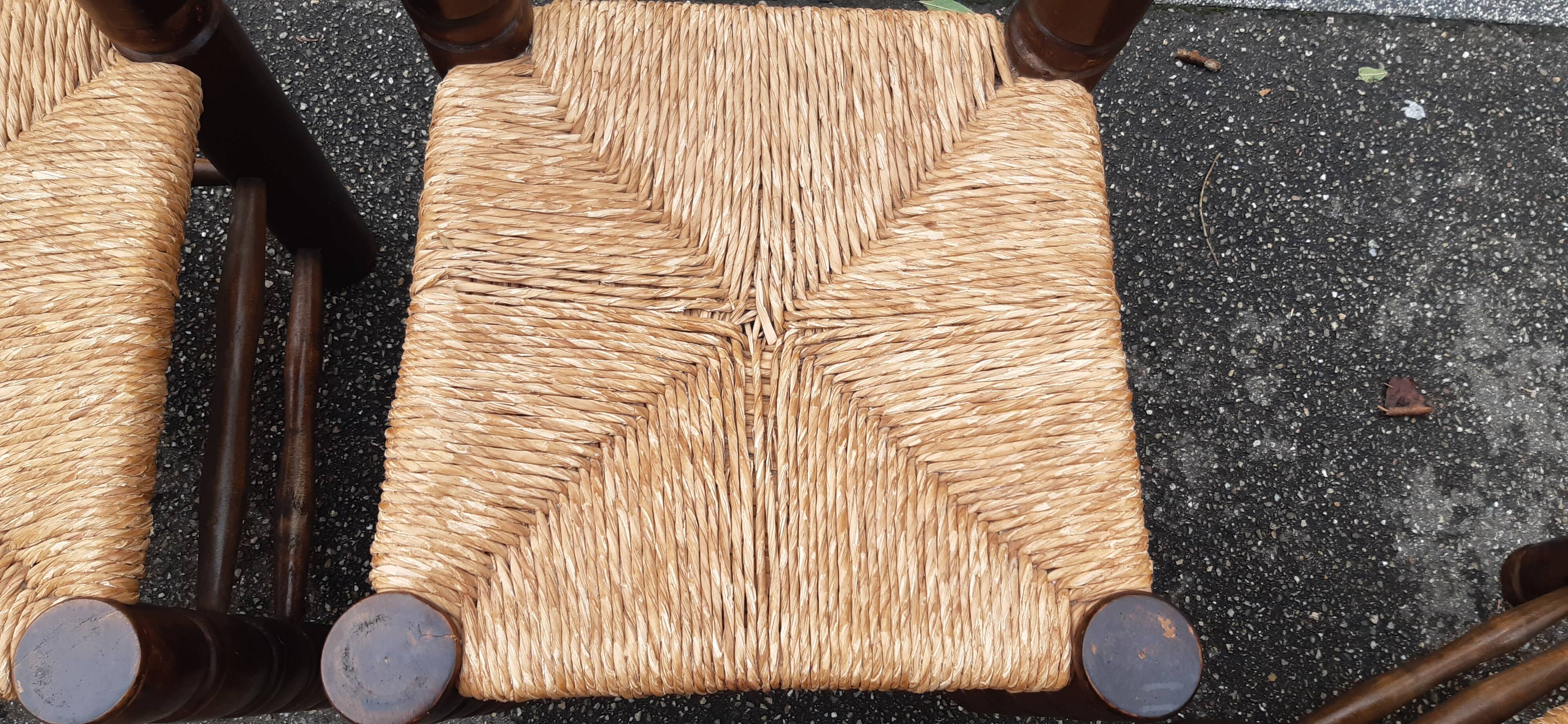 4 chaises brutalistes en bois tourné et paille