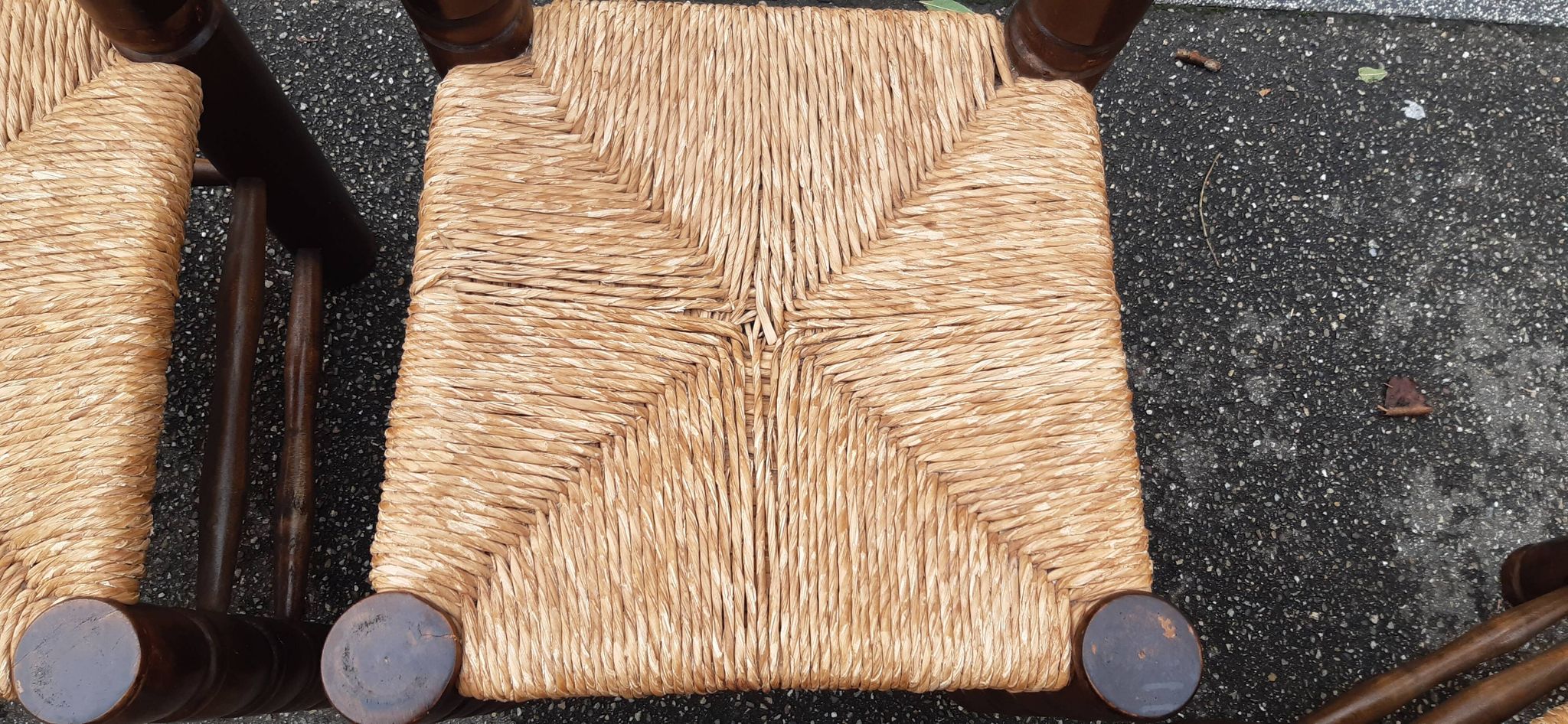 4 chaises brutalistes en bois tourné et paille