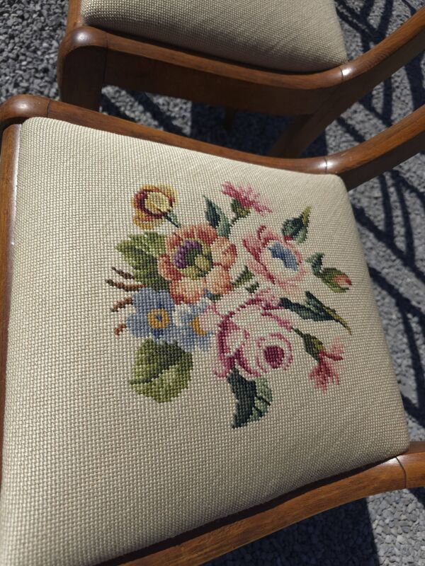 8 chaises en merisier avec assises brodées