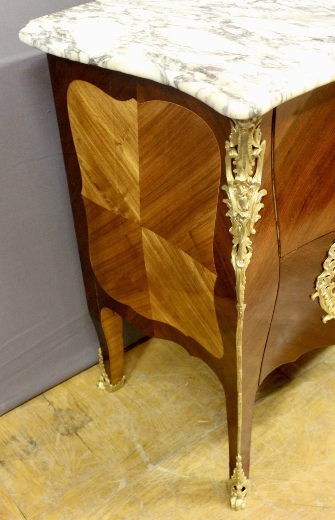 Commode de style Louis XV en Marqueterie vers 1900