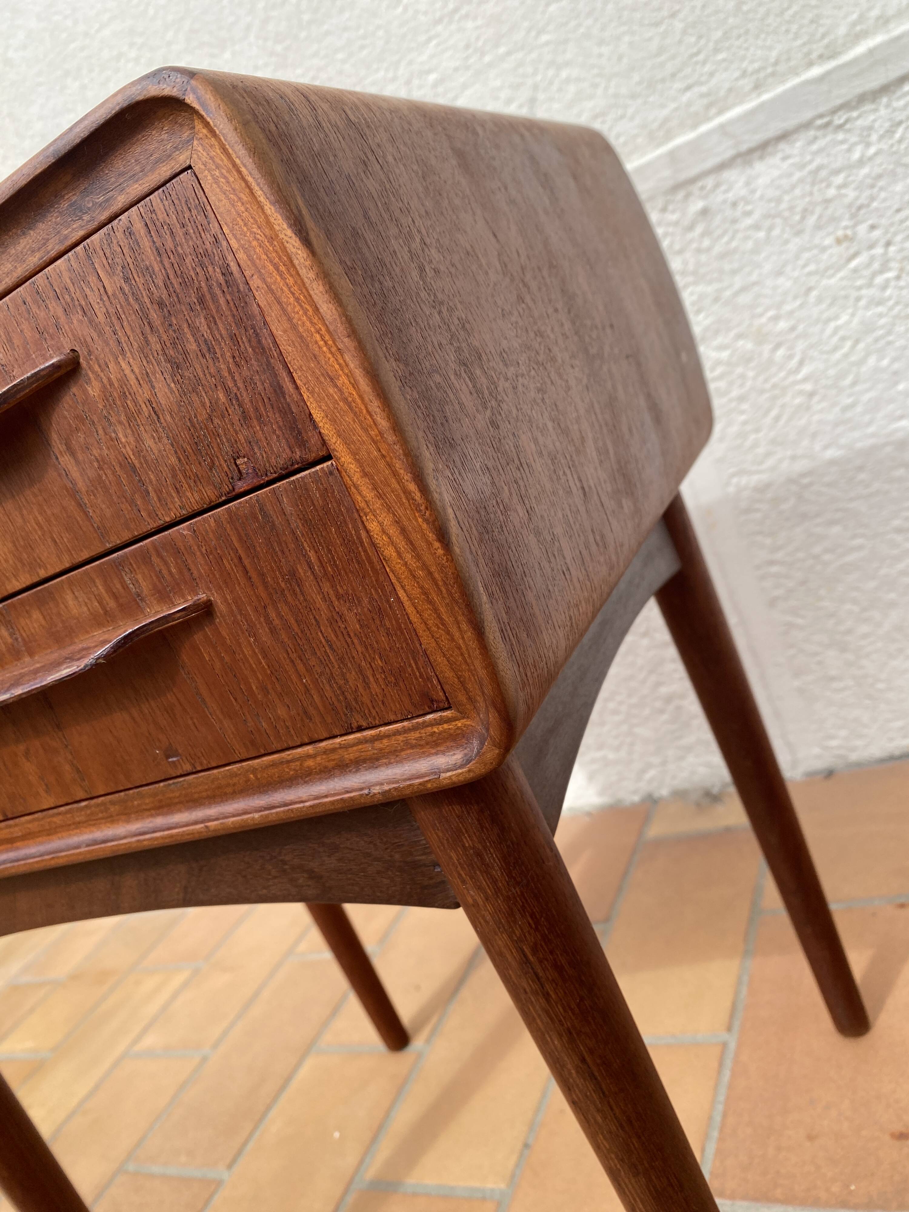 Vintage Scandinavian design bedside table in teak by the Danish Andersen.