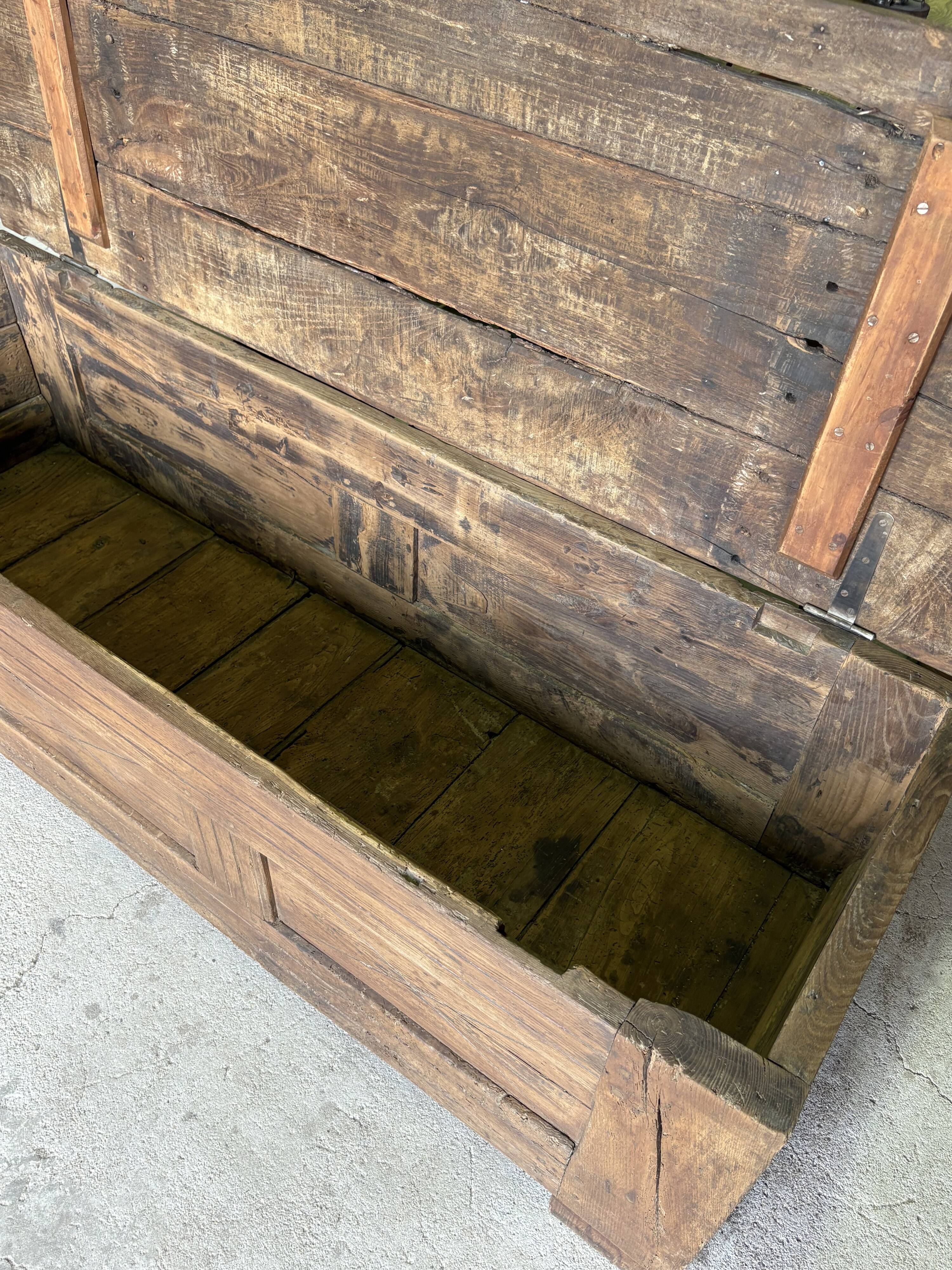 Maie ancienne en bois massif