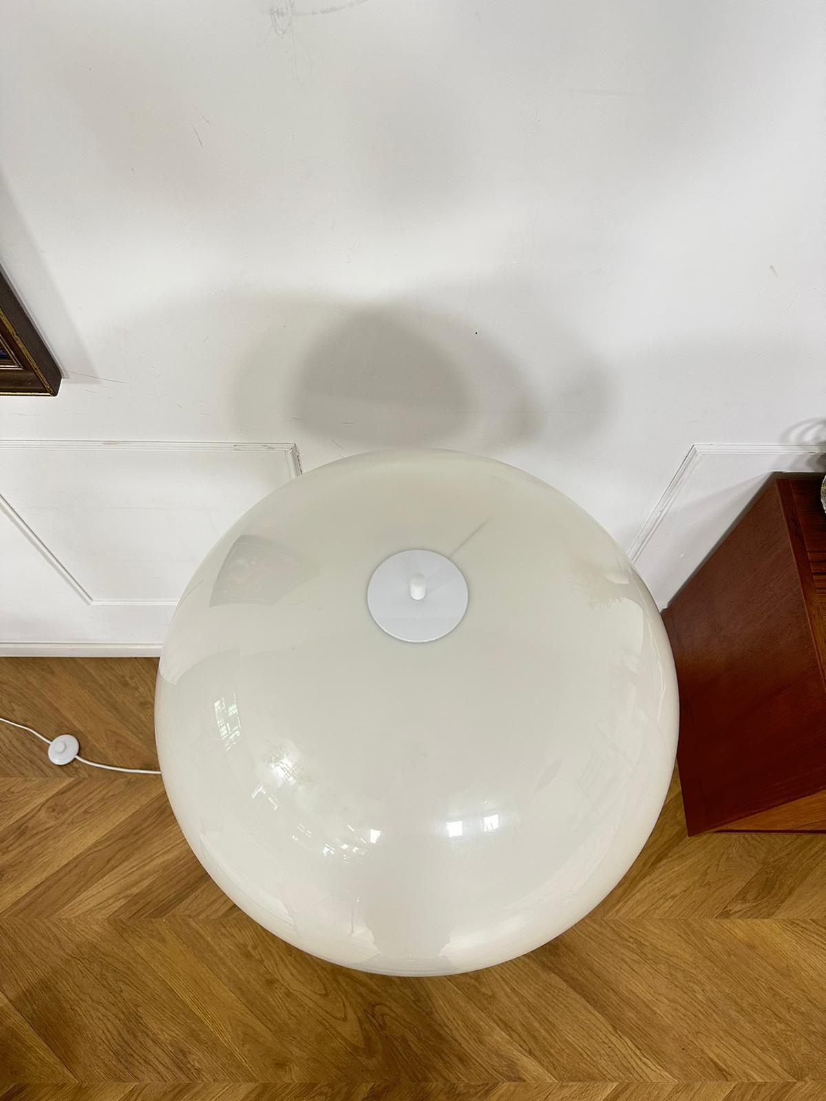 Lampe vintage blanche pied tulipe par Knud Christensen