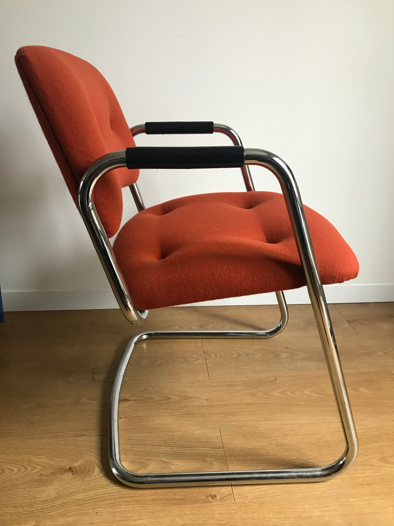 Fauteuil vintage de bureau piètement luge en laine orange par steelcase strafor