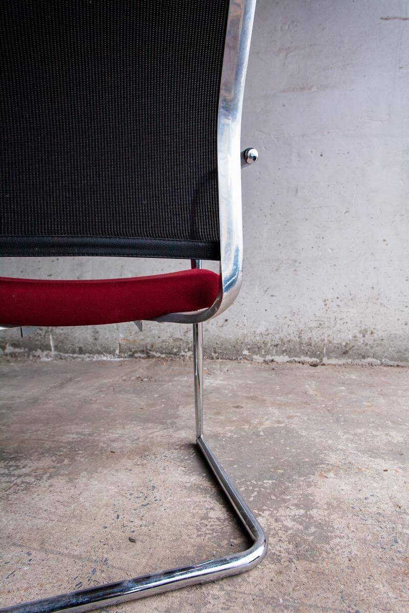 Lot de 4 chaises cantilever avec assise bordeaux et dossier en maille