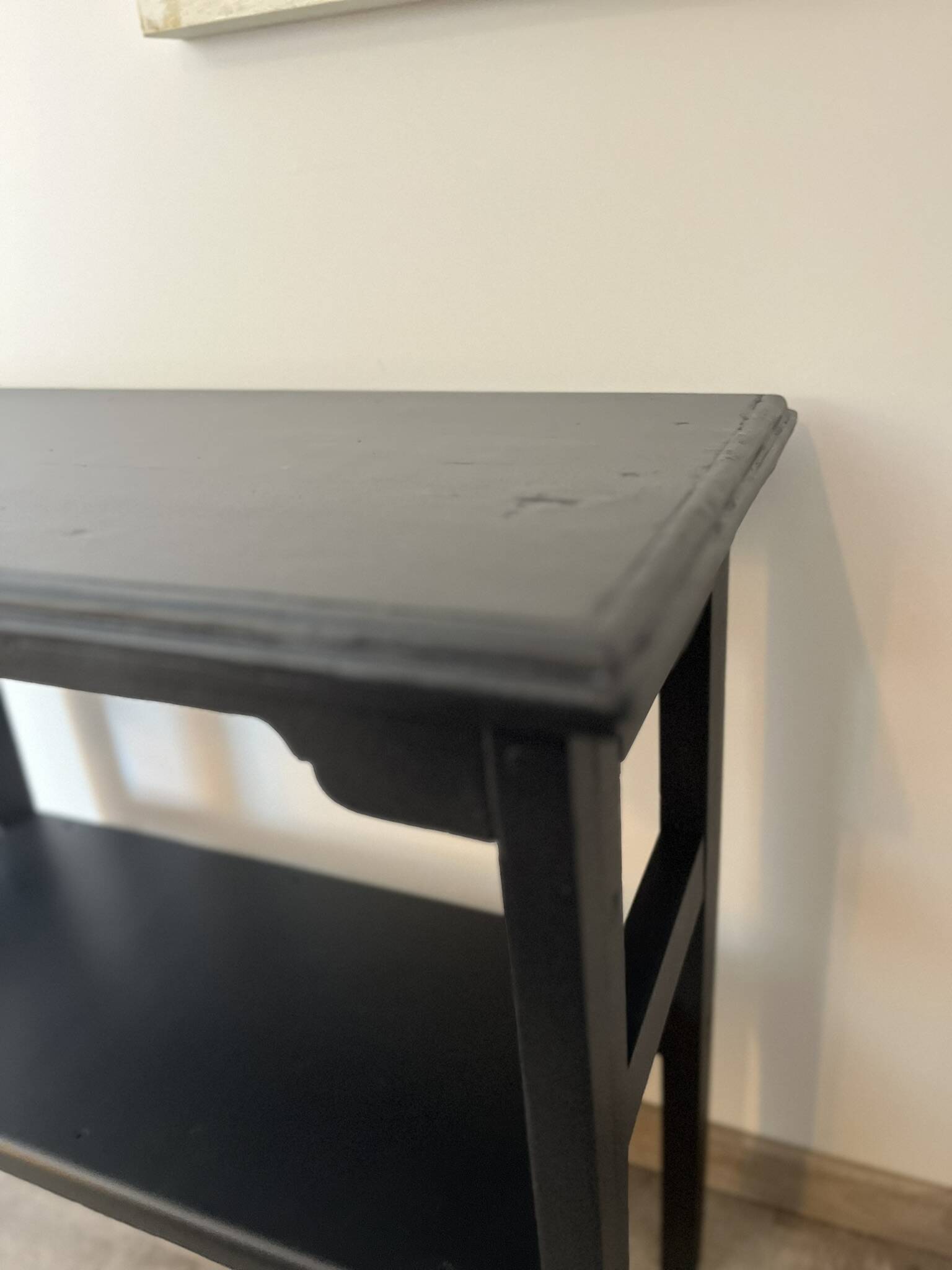 Renovated entrance console – Tailcoat finish